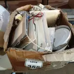 LOTE 355 - 01 LOTE COM LUMINÁRIAS DE MARCAS E MODELOS DIVERSOS. (NO ESTADO) ATENÇÃO! FAZER A VISITAÇÃO ANTES DE ARREMATAR, NÃO SABEMOS SE FUNCIONA. LEILÃO NÃO TEM GARANTIA E NEM DEVOLUÇÃO, SUJEITO A POSSÍVEIS AVARIAS VISÍVEIS/OCULTAS E/OU AUSÊNCIA DE COMPONENTES.