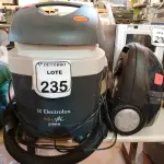 LOTE 235 - 02 ASPIRADORES DE PÓ MARCAS E MODELOS DIVERSOS. (NO ESTADO) ATENÇÃO! FAZER A VISITAÇÃO ANTES DE ARREMATAR, NÃO SABEMOS SE FUNCIONA. LEILÃO NÃO TEM GARANTIA E NEM DEVOLUÇÃO, SUJEITO A POSSÍVEIS AVARIAS VISÍVEIS/OCULTAS E/OU AUSÊNCIA DE COMPONENTES.