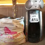 LOTE 415 - 01 CAFETEIRA BLACK E DECKER, 01 RÁDIO E DIVERSOS CABOS E ELETRÔNICOS. (NO ESTADO) ATENÇÃO! FAZER A VISITAÇÃO ANTES DE ARREMATAR, NÃO SABEMOS SE FUNCIONA. LEILÃO NÃO TEM GARANTIA E NEM DEVOLUÇÃO, SUJEITO A POSSÍVEIS AVARIAS VISÍVEIS/OCULTAS E/OU AUSÊNCIA DE COMPONENTES.