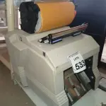 LOTE 533 - 01 TONER E 01 AUTO ENVELOPADORA. (NO ESTADO) ATENÇÃO! FAZER A VISITAÇÃO ANTES DE ARREMATAR, NÃO SABEMOS SE FUNCIONA. LEILÃO NÃO TEM GARANTIA E NEM DEVOLUÇÃO, SUJEITO A POSSÍVEIS AVARIAS VISÍVEIS/OCULTAS E/OU AUSÊNCIA DE COMPONENTES.