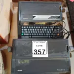LOTE 357 - 02 MÁQUINAS DE ESCREVER ELÉTRICAS. (NO ESTADO) ATENÇÃO! FAZER A VISITAÇÃO ANTES DE ARREMATAR, NÃO SABEMOS SE FUNCIONA. LEILÃO NÃO TEM GARANTIA E NEM DEVOLUÇÃO, SUJEITO A POSSÍVEIS AVARIAS VISÍVEIS/OCULTAS E/OU AUSÊNCIA DE COMPONENTES.