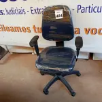 LOTE 484 - 01 CADEIRA ESTOFADA C/ BRAÇO. (NO ESTADO) ATENÇÃO! FAZER A VISITAÇÃO ANTES DE ARREMATAR, NÃO SABEMOS SE FUNCIONA. LEILÃO NÃO TEM GARANTIA E NEM DEVOLUÇÃO, SUJEITO A POSSÍVEIS AVARIAS VISÍVEIS/OCULTAS E/OU AUSÊNCIA DE COMPONENTES.