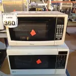 LOTE 360 - 02 MICRO-ONDAS SENDO 01 C/ PRATO. (NO ESTADO) ATENÇÃO! FAZER A VISITAÇÃO ANTES DE ARREMATAR, NÃO SABEMOS SE FUNCIONA. LEILÃO NÃO TEM GARANTIA E NEM DEVOLUÇÃO, SUJEITO A POSSÍVEIS AVARIAS VISÍVEIS/OCULTAS E/OU AUSÊNCIA DE COMPONENTES.
