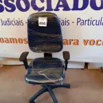 LOTE 486 - 01 CADEIRA ESTOFADA C/ BRAÇO. (NO ESTADO) ATENÇÃO! FAZER A VISITAÇÃO ANTES DE ARREMATAR, NÃO SABEMOS SE FUNCIONA. LEILÃO NÃO TEM GARANTIA E NEM DEVOLUÇÃO, SUJEITO A POSSÍVEIS AVARIAS VISÍVEIS/OCULTAS E/OU AUSÊNCIA DE COMPONENTES.