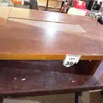 LOTE 394 - 02 MESAS EM MADEIRA SENDO 01 DE CENTRO. (NO ESTADO) ATENÇÃO! FAZER A VISITAÇÃO ANTES DE ARREMATAR, NÃO SABEMOS SE FUNCIONA. LEILÃO NÃO TEM GARANTIA E NEM DEVOLUÇÃO, SUJEITO A POSSÍVEIS AVARIAS VISÍVEIS/OCULTAS E/OU AUSÊNCIA DE COMPONENTES.
