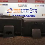 LOTE 376 - 02 MONITORES HP. (NO ESTADO) ATENÇÃO! FAZER A VISITAÇÃO ANTES DE ARREMATAR, NÃO SABEMOS SE FUNCIONA. LEILÃO NÃO TEM GARANTIA E NEM DEVOLUÇÃO, SUJEITO A POSSÍVEIS AVARIAS VISÍVEIS/OCULTAS E/OU AUSÊNCIA DE COMPONENTES.