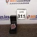 LOTE 311 - 01 RELÓGIO DE PULSO. (NO ESTADO) ATENÇÃO! FAZER A VISITAÇÃO ANTES DE ARREMATAR, NÃO SABEMOS SE FUNCIONA. LEILÃO NÃO TEM GARANTIA E NEM DEVOLUÇÃO, SUJEITO A POSSÍVEIS AVARIAS VISÍVEIS/OCULTAS E/OU AUSÊNCIA DE COMPONENTES.