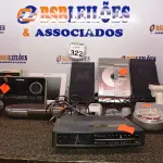 LOTE 322 - 01 PORTA RETRATO DIGITAL, 01 DVD PORTÁTIL E DIVERSOS APARELHOS ELETRÔNICOS. (NO ESTADO) ATENÇÃO! FAZER A VISITAÇÃO ANTES DE ARREMATAR, NÃO SABEMOS SE FUNCIONA. LEILÃO NÃO TEM GARANTIA E NEM DEVOLUÇÃO, SUJEITO A POSSÍVEIS AVARIAS VISÍVEIS/OCULTAS E/OU AUSÊNCIA DE COMPONENTES.