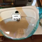 LOTE 237 - 01 LAVATÓRIO DECA NA COR CINZA 455X360MM C/BASE. (NO ESTADO) ATENÇÃO! FAZER A VISITAÇÃO ANTES DE ARREMATAR, NÃO SABEMOS SE FUNCIONA. LEILÃO NÃO TEM GARANTIA E NEM DEVOLUÇÃO, SUJEITO A POSSÍVEIS AVARIAS VISÍVEIS/OCULTAS E/OU AUSÊNCIA DE COMPONENTES.