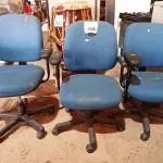 LOTE 404 - 03 CADEIRAS ESTOFADAS P/ ESCRITÓRIO. (NO ESTADO) ATENÇÃO! FAZER A VISITAÇÃO ANTES DE ARREMATAR, NÃO SABEMOS SE FUNCIONA. LEILÃO NÃO TEM GARANTIA E NEM DEVOLUÇÃO, SUJEITO A POSSÍVEIS AVARIAS VISÍVEIS/OCULTAS E/OU AUSÊNCIA DE COMPONENTES.