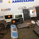 LOTE 322 - 01 PORTA RETRATO DIGITAL, 01 DVD PORTÁTIL E DIVERSOS APARELHOS ELETRÔNICOS. (NO ESTADO) ATENÇÃO! FAZER A VISITAÇÃO ANTES DE ARREMATAR, NÃO SABEMOS SE FUNCIONA. LEILÃO NÃO TEM GARANTIA E NEM DEVOLUÇÃO, SUJEITO A POSSÍVEIS AVARIAS VISÍVEIS/OCULTAS E/OU AUSÊNCIA DE COMPONENTES.