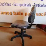 LOTE 471 - 01 CADEIRA ESTOFADA S/ BRAÇO. (NO ESTADO) ATENÇÃO! FAZER A VISITAÇÃO ANTES DE ARREMATAR, NÃO SABEMOS SE FUNCIONA. LEILÃO NÃO TEM GARANTIA E NEM DEVOLUÇÃO, SUJEITO A POSSÍVEIS AVARIAS VISÍVEIS/OCULTAS E/OU AUSÊNCIA DE COMPONENTES.