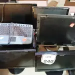 LOTE 240 - 08 MONITORES MARCAS E MODELOS DIVERSOS C/AVARIAS E 04 TECLADOS COM MOUSEPAD. (NO ESTADO) ATENÇÃO! FAZER A VISITAÇÃO ANTES DE ARREMATAR, NÃO SABEMOS SE FUNCIONA. LEILÃO NÃO TEM GARANTIA E NEM DEVOLUÇÃO, SUJEITO A POSSÍVEIS AVARIAS VISÍVEIS/OCULTAS E/OU AUSÊNCIA DE COMPONENTES.