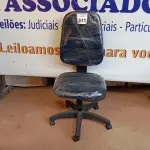 LOTE 511 - 01 CADEIRA ESTOFADA S/ BRAÇO. (NO ESTADO) ATENÇÃO! FAZER A VISITAÇÃO ANTES DE ARREMATAR, NÃO SABEMOS SE FUNCIONA. LEILÃO NÃO TEM GARANTIA E NEM DEVOLUÇÃO, SUJEITO A POSSÍVEIS AVARIAS VISÍVEIS/OCULTAS E/OU AUSÊNCIA DE COMPONENTES.