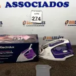 LOTE 274 - 01 FERRO DE PASSAR ROUPAS A VAPOR ELECTROLUX COR BRANCA C/ ROXO (NOVO). (NO ESTADO) ATENÇÃO! FAZER A VISITAÇÃO ANTES DE ARREMATAR, NÃO SABEMOS SE FUNCIONA. LEILÃO NÃO TEM GARANTIA E NEM DEVOLUÇÃO, SUJEITO A POSSÍVEIS AVARIAS VISÍVEIS/OCULTAS E/OU AUSÊNCIA DE COMPONENTES.