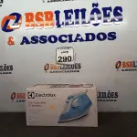 LOTE 290 - 01 FERRO DE PASSAR ROUPAS A VAPOR ELECTROLUX COR BRANCA C/ AZUL (NOVO). (NO ESTADO) ATENÇÃO! FAZER A VISITAÇÃO ANTES DE ARREMATAR, NÃO SABEMOS SE FUNCIONA. LEILÃO NÃO TEM GARANTIA E NEM DEVOLUÇÃO, SUJEITO A POSSÍVEIS AVARIAS VISÍVEIS/OCULTAS E/OU AUSÊNCIA DE COMPONENTES.
