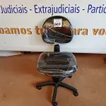 LOTE 503 - 01 CADEIRA ESTOFADA S/ BRAÇO. (NO ESTADO) ATENÇÃO! FAZER A VISITAÇÃO ANTES DE ARREMATAR, NÃO SABEMOS SE FUNCIONA. LEILÃO NÃO TEM GARANTIA E NEM DEVOLUÇÃO, SUJEITO A POSSÍVEIS AVARIAS VISÍVEIS/OCULTAS E/OU AUSÊNCIA DE COMPONENTES.