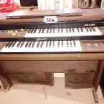 LOTE 389 - 01 ÓRGÃO GAMBITO DX-180E. (NO ESTADO) ATENÇÃO! FAZER A VISITAÇÃO ANTES DE ARREMATAR, NÃO SABEMOS SE FUNCIONA. LEILÃO NÃO TEM GARANTIA E NEM DEVOLUÇÃO, SUJEITO A POSSÍVEIS AVARIAS VISÍVEIS/OCULTAS E/OU AUSÊNCIA DE COMPONENTES.