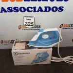 LOTE 325 - 01 FERRO DE PASSAR ROUPAS A VAPOR ELECTROLUX COR BRANCA C/ AZUL (NOVO). (NO ESTADO) ATENÇÃO! FAZER A VISITAÇÃO ANTES DE ARREMATAR, NÃO SABEMOS SE FUNCIONA. LEILÃO NÃO TEM GARANTIA E NEM DEVOLUÇÃO, SUJEITO A POSSÍVEIS AVARIAS VISÍVEIS/OCULTAS E/OU AUSÊNCIA DE COMPONENTES.