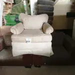 LOTE 529 - 03 POLTRONAS DIVERSAS. (NO ESTADO) ATENÇÃO! FAZER A VISITAÇÃO ANTES DE ARREMATAR, NÃO SABEMOS SE FUNCIONA. LEILÃO NÃO TEM GARANTIA E NEM DEVOLUÇÃO, SUJEITO A POSSÍVEIS AVARIAS VISÍVEIS/OCULTAS E/OU AUSÊNCIA DE COMPONENTES.