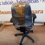 LOTE 483 - 01 CADEIRA ESTOFADA C/ BRAÇO. (NO ESTADO) ATENÇÃO! FAZER A VISITAÇÃO ANTES DE ARREMATAR, NÃO SABEMOS SE FUNCIONA. LEILÃO NÃO TEM GARANTIA E NEM DEVOLUÇÃO, SUJEITO A POSSÍVEIS AVARIAS VISÍVEIS/OCULTAS E/OU AUSÊNCIA DE COMPONENTES.
