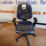 LOTE 501 - 01 CADEIRA ESTOFADA C/ BRAÇO. (NO ESTADO) ATENÇÃO! FAZER A VISITAÇÃO ANTES DE ARREMATAR, NÃO SABEMOS SE FUNCIONA. LEILÃO NÃO TEM GARANTIA E NEM DEVOLUÇÃO, SUJEITO A POSSÍVEIS AVARIAS VISÍVEIS/OCULTAS E/OU AUSÊNCIA DE COMPONENTES.
