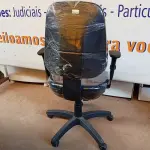 LOTE 484 - 01 CADEIRA ESTOFADA C/ BRAÇO. (NO ESTADO) ATENÇÃO! FAZER A VISITAÇÃO ANTES DE ARREMATAR, NÃO SABEMOS SE FUNCIONA. LEILÃO NÃO TEM GARANTIA E NEM DEVOLUÇÃO, SUJEITO A POSSÍVEIS AVARIAS VISÍVEIS/OCULTAS E/OU AUSÊNCIA DE COMPONENTES.