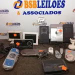 LOTE 322 - 01 PORTA RETRATO DIGITAL, 01 DVD PORTÁTIL E DIVERSOS APARELHOS ELETRÔNICOS. (NO ESTADO) ATENÇÃO! FAZER A VISITAÇÃO ANTES DE ARREMATAR, NÃO SABEMOS SE FUNCIONA. LEILÃO NÃO TEM GARANTIA E NEM DEVOLUÇÃO, SUJEITO A POSSÍVEIS AVARIAS VISÍVEIS/OCULTAS E/OU AUSÊNCIA DE COMPONENTES.