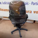 LOTE 486 - 01 CADEIRA ESTOFADA C/ BRAÇO. (NO ESTADO) ATENÇÃO! FAZER A VISITAÇÃO ANTES DE ARREMATAR, NÃO SABEMOS SE FUNCIONA. LEILÃO NÃO TEM GARANTIA E NEM DEVOLUÇÃO, SUJEITO A POSSÍVEIS AVARIAS VISÍVEIS/OCULTAS E/OU AUSÊNCIA DE COMPONENTES.