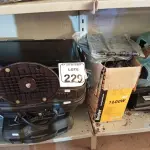 LOTE 229 - 01 LOTE C/DIVERSOS TECLADOS, MOUSES, CAIXINHAS DE SOM PARA PC, 03 MONITORES C/AVARIAS E 05 MALETAS.  (NO ESTADO) ATENÇÃO! FAZER A VISITAÇÃO ANTES DE ARREMATAR, NÃO SABEMOS SE FUNCIONA. LEILÃO NÃO TEM GARANTIA E NEM DEVOLUÇÃO, SUJEITO A POSSÍVEIS AVARIAS VISÍVEIS/OCULTAS E/OU AUSÊNCIA DE COMPONENTES.