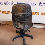 LOTE 493 - 01 CADEIRA ESTOFADA S/ BRAÇO. (NO ESTADO) ATENÇÃO! FAZER A VISITAÇÃO ANTES DE ARREMATAR, NÃO SABEMOS SE FUNCIONA. LEILÃO NÃO TEM GARANTIA E NEM DEVOLUÇÃO, SUJEITO A POSSÍVEIS AVARIAS VISÍVEIS/OCULTAS E/OU AUSÊNCIA DE COMPONENTES.