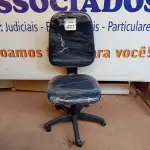 LOTE 491 - 01 CADEIRA ESTOFADA S/ BRAÇO. (NO ESTADO) ATENÇÃO! FAZER A VISITAÇÃO ANTES DE ARREMATAR, NÃO SABEMOS SE FUNCIONA. LEILÃO NÃO TEM GARANTIA E NEM DEVOLUÇÃO, SUJEITO A POSSÍVEIS AVARIAS VISÍVEIS/OCULTAS E/OU AUSÊNCIA DE COMPONENTES.