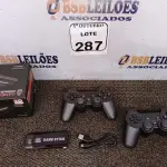LOTE 287 - 01 VÍDEO GAME RETRÔ, COM 20 MIL JOGOS HDMI GAMESTICK CONTROLLER GAMEPAD(NOVO). (NO ESTADO) ATENÇÃO! FAZER A VISITAÇÃO ANTES DE ARREMATAR, NÃO SABEMOS SE FUNCIONA. LEILÃO NÃO TEM GARANTIA E NEM DEVOLUÇÃO, SUJEITO A POSSÍVEIS AVARIAS VISÍVEIS/OCULTAS E/OU AUSÊNCIA DE COMPONENTES.
