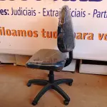 LOTE 495 - 01 CADEIRA ESTOFADA S/ BRAÇO. (NO ESTADO) ATENÇÃO! FAZER A VISITAÇÃO ANTES DE ARREMATAR, NÃO SABEMOS SE FUNCIONA. LEILÃO NÃO TEM GARANTIA E NEM DEVOLUÇÃO, SUJEITO A POSSÍVEIS AVARIAS VISÍVEIS/OCULTAS E/OU AUSÊNCIA DE COMPONENTES.