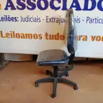 LOTE 511 - 01 CADEIRA ESTOFADA S/ BRAÇO. (NO ESTADO) ATENÇÃO! FAZER A VISITAÇÃO ANTES DE ARREMATAR, NÃO SABEMOS SE FUNCIONA. LEILÃO NÃO TEM GARANTIA E NEM DEVOLUÇÃO, SUJEITO A POSSÍVEIS AVARIAS VISÍVEIS/OCULTAS E/OU AUSÊNCIA DE COMPONENTES.