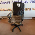 LOTE 477 - 01 CADEIRA ESTOFADA C/ BRAÇO. (NO ESTADO) ATENÇÃO! FAZER A VISITAÇÃO ANTES DE ARREMATAR, NÃO SABEMOS SE FUNCIONA. LEILÃO NÃO TEM GARANTIA E NEM DEVOLUÇÃO, SUJEITO A POSSÍVEIS AVARIAS VISÍVEIS/OCULTAS E/OU AUSÊNCIA DE COMPONENTES.