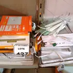 LOTE 427 - 01 LOTE C/ DIVERSAS LUMINÁRIAS. (NO ESTADO) ATENÇÃO! FAZER A VISITAÇÃO ANTES DE ARREMATAR, NÃO SABEMOS SE FUNCIONA. LEILÃO NÃO TEM GARANTIA E NEM DEVOLUÇÃO, SUJEITO A POSSÍVEIS AVARIAS VISÍVEIS/OCULTAS E/OU AUSÊNCIA DE COMPONENTES.