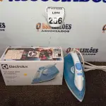 LOTE 286 - 01 FERRO DE PASSAR ROUPAS A VAPOR ELECTROLUX COR BRANCA C/ AZUL (NOVO). (NO ESTADO) ATENÇÃO! FAZER A VISITAÇÃO ANTES DE ARREMATAR, NÃO SABEMOS SE FUNCIONA. LEILÃO NÃO TEM GARANTIA E NEM DEVOLUÇÃO, SUJEITO A POSSÍVEIS AVARIAS VISÍVEIS/OCULTAS E/OU AUSÊNCIA DE COMPONENTES.