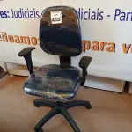 LOTE 483 - 01 CADEIRA ESTOFADA C/ BRAÇO. (NO ESTADO) ATENÇÃO! FAZER A VISITAÇÃO ANTES DE ARREMATAR, NÃO SABEMOS SE FUNCIONA. LEILÃO NÃO TEM GARANTIA E NEM DEVOLUÇÃO, SUJEITO A POSSÍVEIS AVARIAS VISÍVEIS/OCULTAS E/OU AUSÊNCIA DE COMPONENTES.