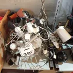 LOTE 380 - 01 LOTE C/ LUMINÁRIAS DE DIVERSOS MODELOS E TAMANHOS. (NO ESTADO) ATENÇÃO! FAZER A VISITAÇÃO ANTES DE ARREMATAR, NÃO SABEMOS SE FUNCIONA. LEILÃO NÃO TEM GARANTIA E NEM DEVOLUÇÃO, SUJEITO A POSSÍVEIS AVARIAS VISÍVEIS/OCULTAS E/OU AUSÊNCIA DE COMPONENTES.