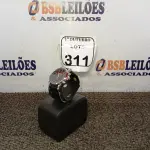 LOTE 311 - 01 RELÓGIO DE PULSO. (NO ESTADO) ATENÇÃO! FAZER A VISITAÇÃO ANTES DE ARREMATAR, NÃO SABEMOS SE FUNCIONA. LEILÃO NÃO TEM GARANTIA E NEM DEVOLUÇÃO, SUJEITO A POSSÍVEIS AVARIAS VISÍVEIS/OCULTAS E/OU AUSÊNCIA DE COMPONENTES.