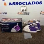 LOTE 291 - 01 FERRO DE PASSAR ROUPAS A VAPOR ELECTROLUX COR BRANCA C/ ROXO (NOVO). (NO ESTADO) ATENÇÃO! FAZER A VISITAÇÃO ANTES DE ARREMATAR, NÃO SABEMOS SE FUNCIONA. LEILÃO NÃO TEM GARANTIA E NEM DEVOLUÇÃO, SUJEITO A POSSÍVEIS AVARIAS VISÍVEIS/OCULTAS E/OU AUSÊNCIA DE COMPONENTES.