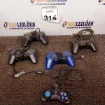 LOTE 314 - 05 JOYSTICKS DE GAMES MARCAS E MODELOS DIVERSOS. (NO ESTADO) ATENÇÃO! FAZER A VISITAÇÃO ANTES DE ARREMATAR, NÃO SABEMOS SE FUNCIONA. LEILÃO NÃO TEM GARANTIA E NEM DEVOLUÇÃO, SUJEITO A POSSÍVEIS AVARIAS VISÍVEIS/OCULTAS E/OU AUSÊNCIA DE COMPONENTES.