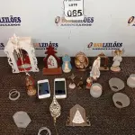 LOTE 065 - 02 CELULARES ANTIGOS E VÁRIAS IMAGENS CATÓLICAS (NO ESTADO) ATENÇÃO! FAZER A VISITAÇÃO ANTES DE ARREMATAR, NÃO SABEMOS SE FUNCIONA. LEILÃO NÃO TEM GARANTIA E NEM DEVOLUÇÃO, SUJEITO A POSSÍVEIS AVARIAS VISÍVEIS/OCULTAS E/OU AUSÊNCIA DE COMPONENTES.