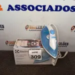 LOTE 309 - 01 FERRO DE PASSAR ROUPAS A VAPOR ELECTROLUX COR BRANCA C/ AZUL (NOVO). (NO ESTADO) ATENÇÃO! FAZER A VISITAÇÃO ANTES DE ARREMATAR, NÃO SABEMOS SE FUNCIONA. LEILÃO NÃO TEM GARANTIA E NEM DEVOLUÇÃO, SUJEITO A POSSÍVEIS AVARIAS VISÍVEIS/OCULTAS E/OU AUSÊNCIA DE COMPONENTES.