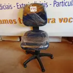 LOTE 475 - 01 CADEIRA ESTOFADA S/ BRAÇO. (NO ESTADO) ATENÇÃO! FAZER A VISITAÇÃO ANTES DE ARREMATAR, NÃO SABEMOS SE FUNCIONA. LEILÃO NÃO TEM GARANTIA E NEM DEVOLUÇÃO, SUJEITO A POSSÍVEIS AVARIAS VISÍVEIS/OCULTAS E/OU AUSÊNCIA DE COMPONENTES.