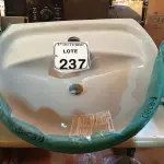 LOTE 237 - 01 LAVATÓRIO DECA NA COR CINZA 455X360MM C/BASE. (NO ESTADO) ATENÇÃO! FAZER A VISITAÇÃO ANTES DE ARREMATAR, NÃO SABEMOS SE FUNCIONA. LEILÃO NÃO TEM GARANTIA E NEM DEVOLUÇÃO, SUJEITO A POSSÍVEIS AVARIAS VISÍVEIS/OCULTAS E/OU AUSÊNCIA DE COMPONENTES.