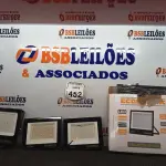 LOTE 453 - 08 PAINÉIS DE LUMINÁRIA. (NO ESTADO) ATENÇÃO! FAZER A VISITAÇÃO ANTES DE ARREMATAR, NÃO SABEMOS SE FUNCIONA. LEILÃO NÃO TEM GARANTIA E NEM DEVOLUÇÃO, SUJEITO A POSSÍVEIS AVARIAS VISÍVEIS/OCULTAS E/OU AUSÊNCIA DE COMPONENTES.