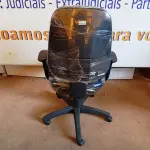 LOTE 481 - 01 CADEIRA ESTOFADA C/ BRAÇO. (NO ESTADO) ATENÇÃO! FAZER A VISITAÇÃO ANTES DE ARREMATAR, NÃO SABEMOS SE FUNCIONA. LEILÃO NÃO TEM GARANTIA E NEM DEVOLUÇÃO, SUJEITO A POSSÍVEIS AVARIAS VISÍVEIS/OCULTAS E/OU AUSÊNCIA DE COMPONENTES.