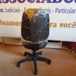LOTE 471 - 01 CADEIRA ESTOFADA S/ BRAÇO. (NO ESTADO) ATENÇÃO! FAZER A VISITAÇÃO ANTES DE ARREMATAR, NÃO SABEMOS SE FUNCIONA. LEILÃO NÃO TEM GARANTIA E NEM DEVOLUÇÃO, SUJEITO A POSSÍVEIS AVARIAS VISÍVEIS/OCULTAS E/OU AUSÊNCIA DE COMPONENTES.